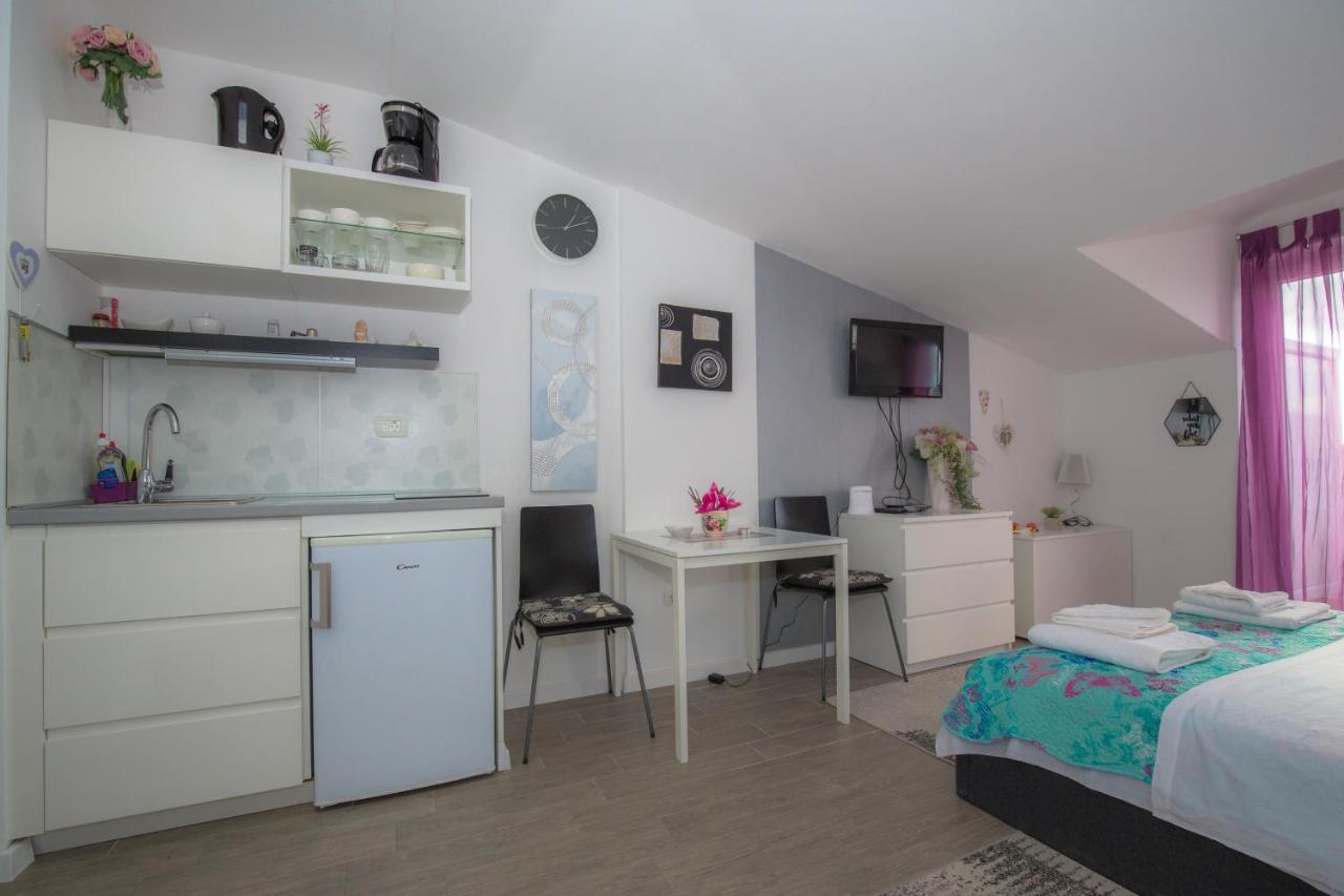 Apartmani Riva Rogoznica  Bagian luar foto